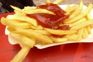 Pommes Frites mit Ketchup